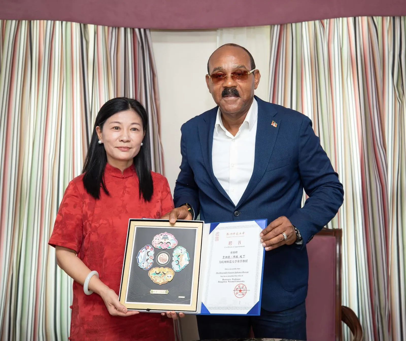安提瓜和巴布达总理贾斯顿•布朗受聘杭州师范大学荣誉教授